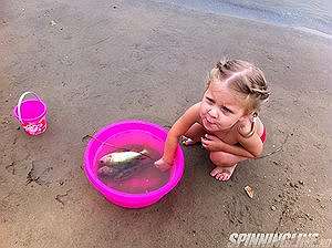  'Фото на конкурс "Радость рыбачки". Мы с дочкой хотим розовый спиннинг!) Голосуем!'